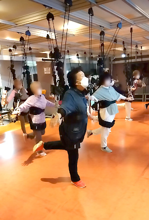 股関節回し後ろ