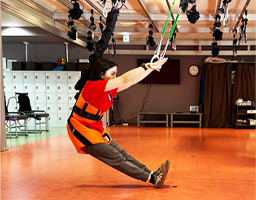 スペースワンダーで体幹運動をしている様子