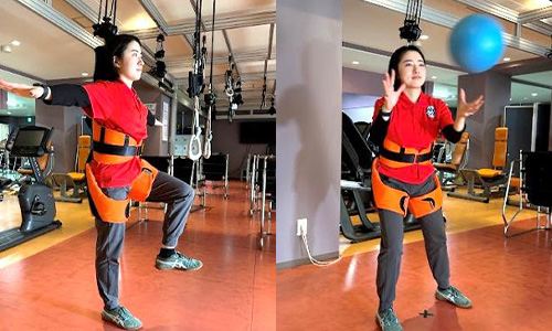 スペースワンダーで体幹運動をしている様子